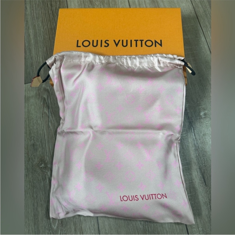 Louis Vuitton Pink Fringed Scarf - Picture 3 of 7